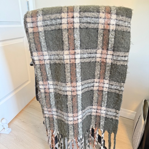 Vero Moda Flannel Scarf - Picture 1 of 2